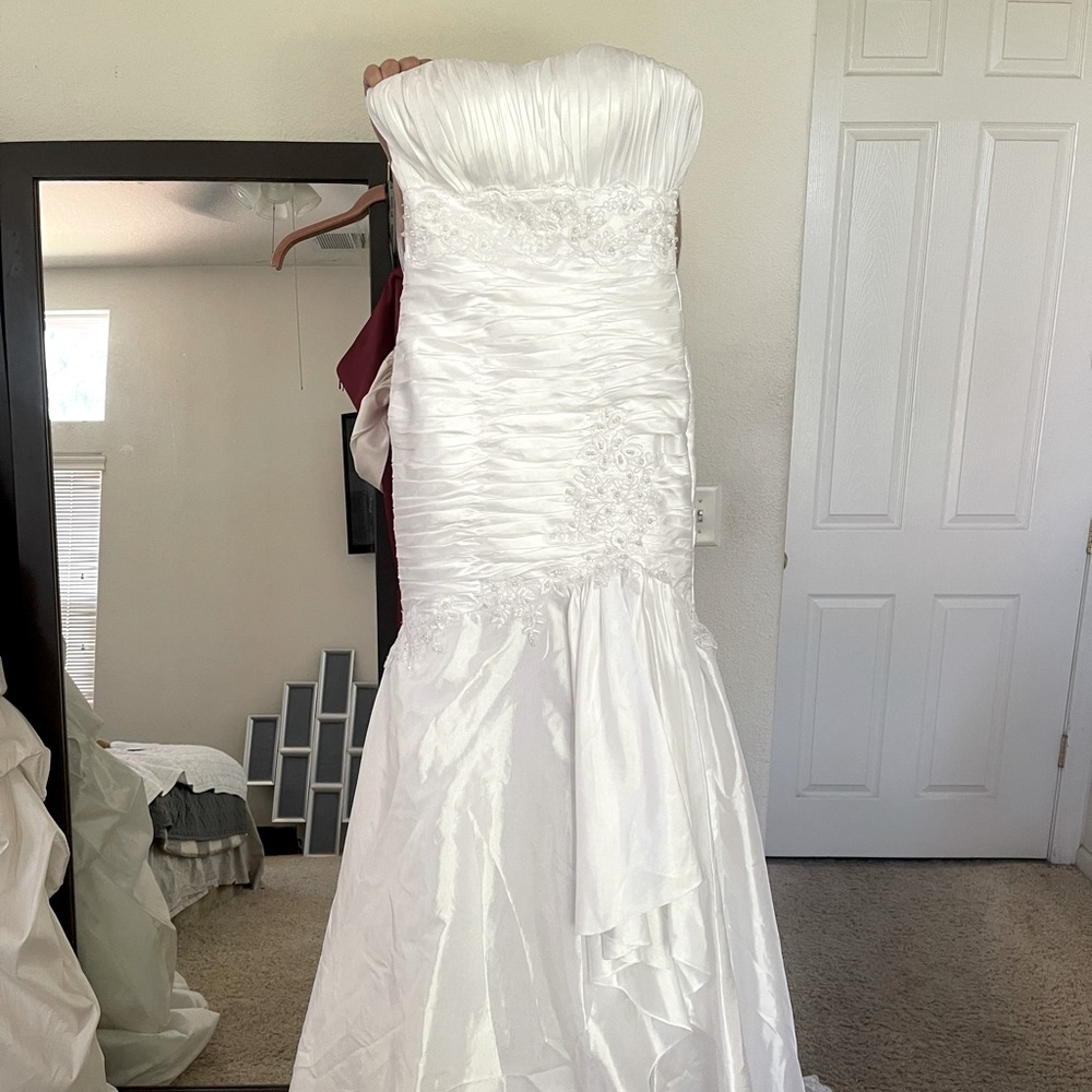 BRAND NEW WEDDING DRESS SIZE 10